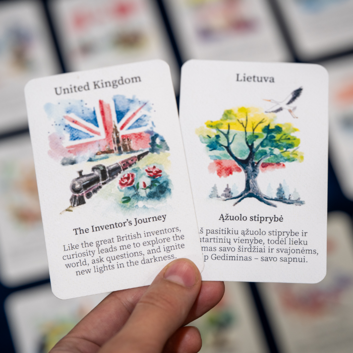 Couverture de The World in Me: 55+ Unique Countries. Endless Stories. One Deck.